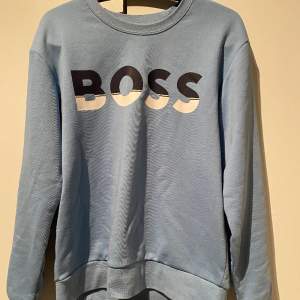 Blå Hugo boss tröja i princip perfekt skick inga defekter storlek M men passar också S 