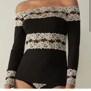 Intimissimi Pretty Flower tröja  - Säljer min Intimissimi tröja Pretty Flower i mörkblå, knappt använd då jag tyckte den inte passa mig 💕skulle kunna passa s-m 