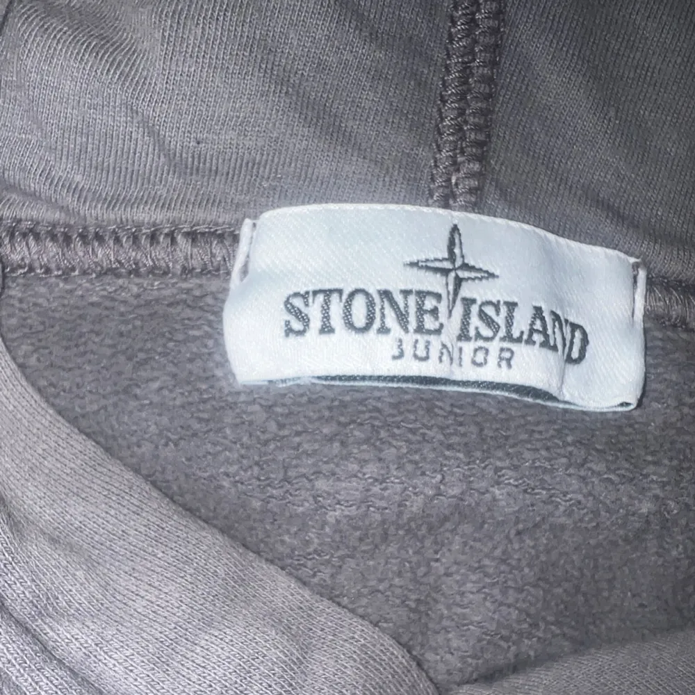 STONE ISLAND junior hoodie, väldigt bra skick, nypris 2000:-. Säljs för 300:-. Hoodies.