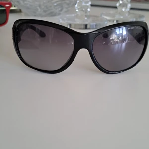 Solglasögon - Fina solglasögon från Armani Exchange Använda i gott skick, några små repor i glaset men märks inte när man har på dem. Inklusive fodral och putsduk.  