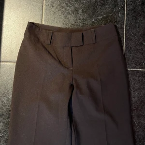Vintage kostymbyxor  - Dösnygga kostymbyxor köpte i Köpenhamn men som tyvärr blivit för små (kan därav ej skicka bilder på) De är vida/bootcut och har snygga fickor baktill med knappar. Skriv privat för frågor eller mått🥰