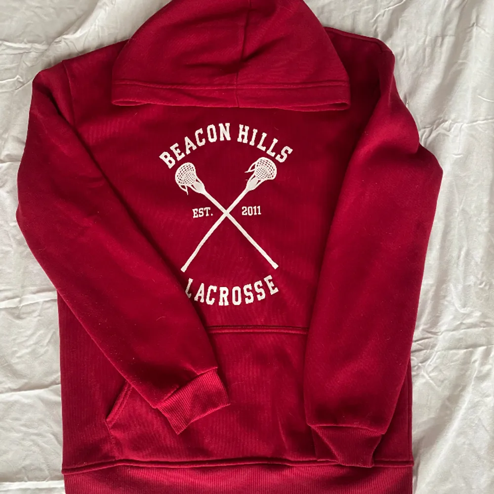 En vinröd teen wolf hoodie men stiles (dylan obrians) namn och nummer på ryggen😍 hoodien ska representera lacrosse laget på skolan från serien! Jag skulle säga att den är lite liten i storleken.. Hoodies.