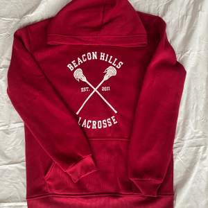 En vinröd teen wolf hoodie men stiles (dylan obrians) namn och nummer på ryggen😍 hoodien ska representera lacrosse laget på skolan från serien! Jag skulle säga att den är lite liten i storleken.