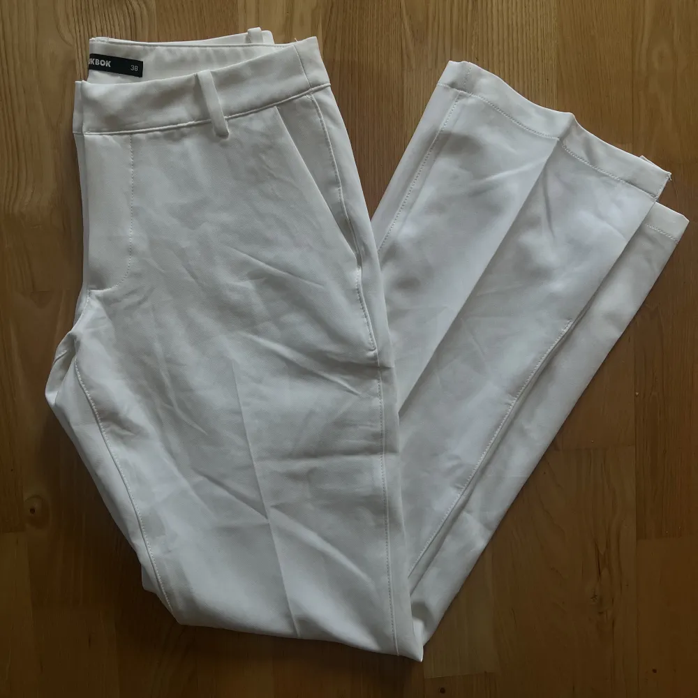 Snygga vita kostymbyxor från BikBok. Aldrig använda, endast testade. Små i storleken, passar  small. Nypris 499kr. Jeans & Byxor.