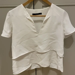 Vit blus Zara  - Vit blus från zara i storlek s 