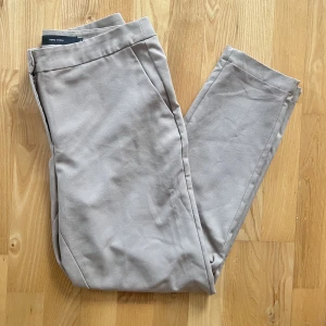 Ljus beige kostymbyxor  - Snygga ljus beige kostymbyxor från Vero Moda. Stl. 38. Knappt använda.