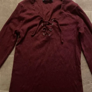 New yorker topp - Köpt från new yorker vinröd topp med knytten storlek s