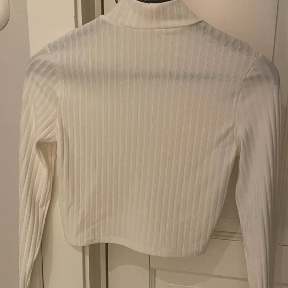 Säljer denna lite genomskinliga tröjan ifrån h&m. Kragen är lite högre och slutar vid hälften av halsen ungefär. superfin, aldrig använd.. Tröjor & Koftor.