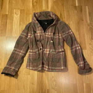 Rutig trekvartsärmd jacka - Jättefin rutig kavaj/jacka som är perfect nu till våren. Säljer pågrund av att den inte kommer till användning. Storlek XS .🤩🤩💞💕