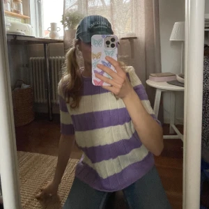 Stickad t-shirt - Stickad randig t-shirt i stl S! Fint skick!