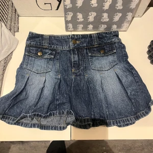 Unik Jeanskjol   - Super cool och y2k jeanskjol från hm som passar perfekt för sommaren. 