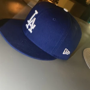 LA Keps 🧢  - Helt ny keps som jag fick i present och den var för stor. Och bra skick. 449kr i ny pris och säljer min för 200kr.