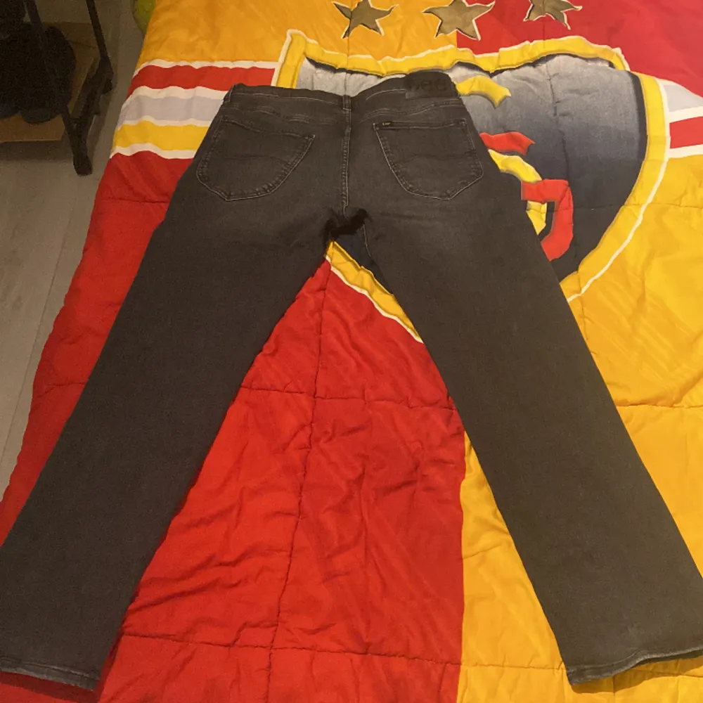 Hej säljer mina jeans från Lee som är helt fräscha nästan 10/10 skick. Modellen på jeansen är Daren zipfly och kostar 1100 nypris.. Jeans & Byxor.