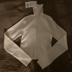 turtleneck croppad tröja  - croppad tröja med turtle neck från bershka, helt ny och oanvänd i storlek M!