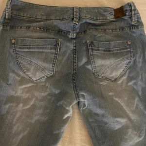 Lågmidjade esprit Jeans - Benen är det straight men skulle endå säga att den är lite utsvängd också, benen är även ganska korta så rekommenderar för de som är 150-160, har få skavanker längst ner och märket har krympt så den är lite böjd, skriv för fler bilder.