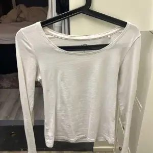 2 tröjor från lager 157, den gråa är i S och den vita är i xs. Köp båda för 100kr.