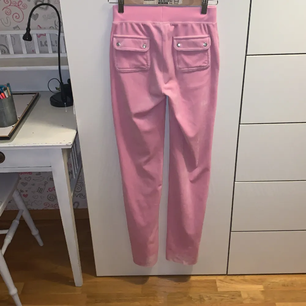 Ljusrosa mjukisbyxor från Juicy Couture i använt skick. Byxorna är i storlek xxs. Säljer pga att jag inte använder de längre.. Jeans & Byxor.