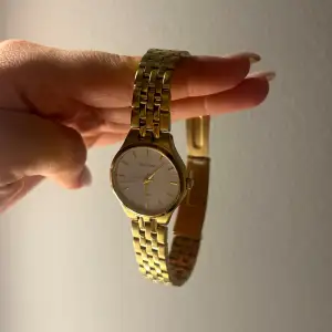 Säljer denna super fina guldiga klockan. Klockan är från Ur&Penn och nypriset ligger på 700kr. Säljer därför för 400 då den knappt är använd. Sådana som är på tredje bilden medföljer så att man har möjlighet att spänna in klockan om den är för stor. 