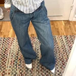 Supersnygga jeans köpta här på plick. För stora för mig, därav säljer jag vidare. 🩵 Innerbenslängd 77 cm och midjemått 37 cm rakt över. 