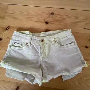 Lågmidjade jeansshorts  - Säljer dessa as snygga lågmidjade jeansshorts med så coola detaljer! 