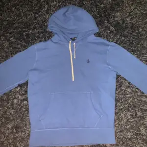 Fräsch och hyfsat ny ralph lauren hoodie säljes, fick den runt jul i år som present