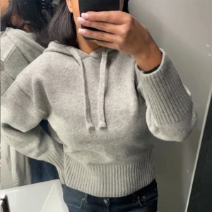 Stickad hoodie - Stickad populär hoodie ifrån zara! Jättebra skick💞