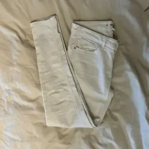 Vita lågmidjade jeans från Mango Superbra skick, använda en gång!  Rundningen över fickorna ger en framhävande effekt av rumpan Katt finns i hemmet  Köpare står för frakten 
