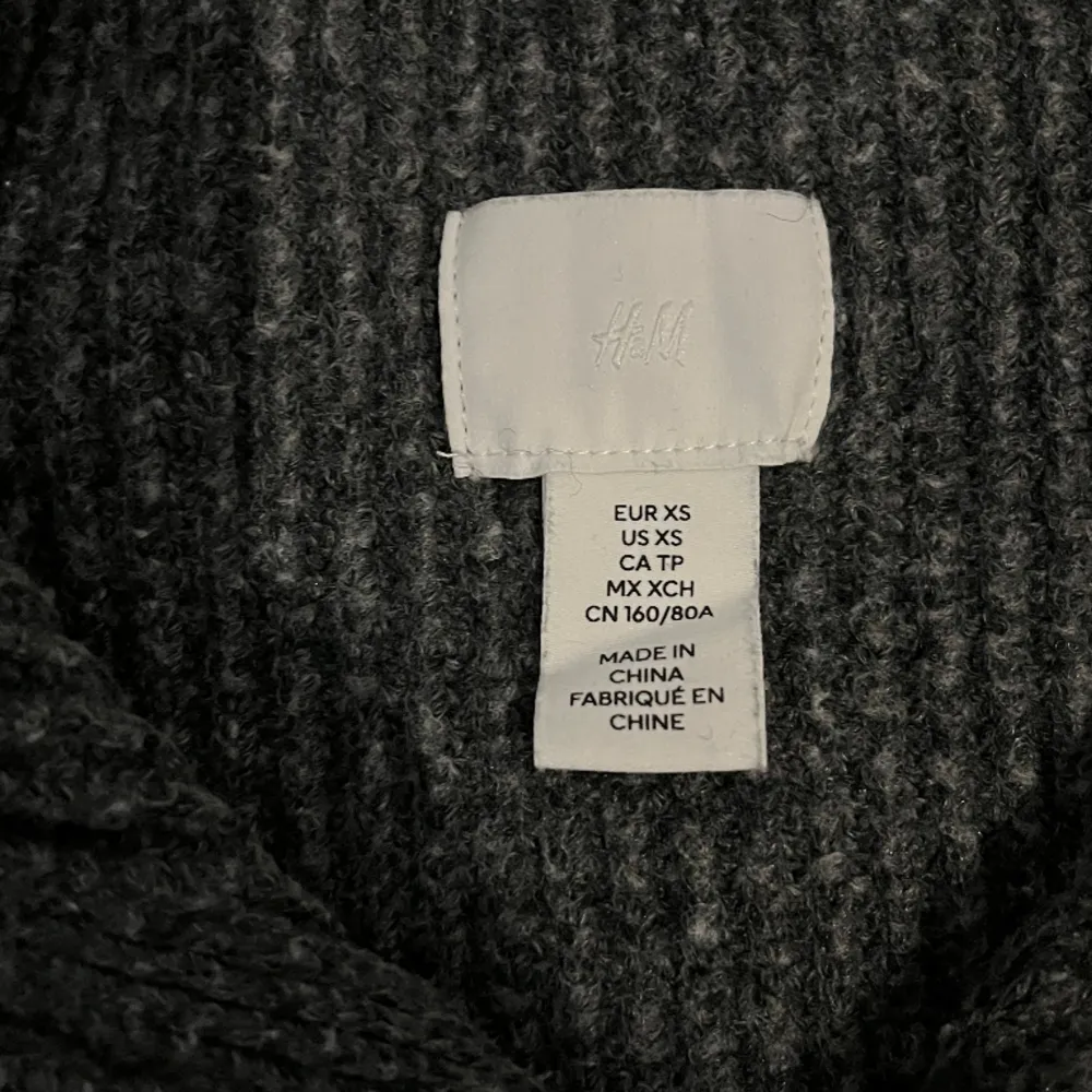 Säljer denna super fina och sköna tröja från HM. Storlek XS. Bra skick . Tröjor & Koftor.