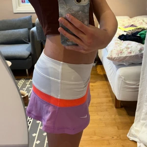 Super söt tenniskjol  - Jag säljer min super söta tenniskjol pga alldeles för liten. Det är som små shorts som sitter fast i kjolen under. Jätte skönt material❤️💯🎀 Inga defekter💕