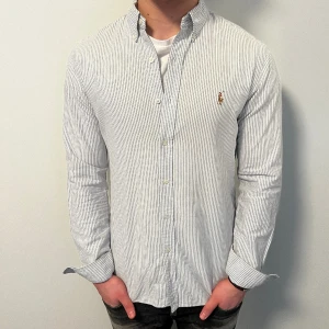 Ralph Lauren skjorta  - Tjena, säljer nu denna skit snygga skjorta från Ralph Lauren | Storleken är M | Färgerna är blå och vit och skicket är 9/10, endast en liten gul fläck (bild 2) | Modellen är ca 181 cm | Hör gärna av dig vid minsta lilla fundering 😊 