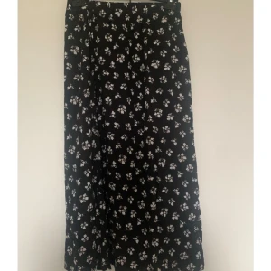 Mönstrad kjol  - Fin, blommig sommarkjol från Lager 157 i storlek S