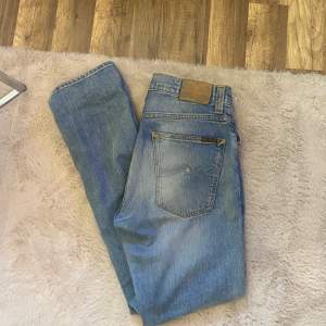 Storlek 31/32 ljus blå nudie jeans lägsta pris 300 just nu