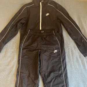 Nike Tracksuit  - En UK strestwear tracksuit som jag själv älskade men som jag tyvärr har växt ur, köptes på JD i london och är i bra skick. Hör gärna av dig om du har någon fråga angående tracksuiten