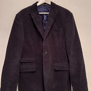 Marinblå kavaj - En snygg marinblå kavaj i manshester. Perfekt som en över kavaj till våren och hösten. Fin design med underbara slag. Säljer då den var för kort för mig (är 196cm)