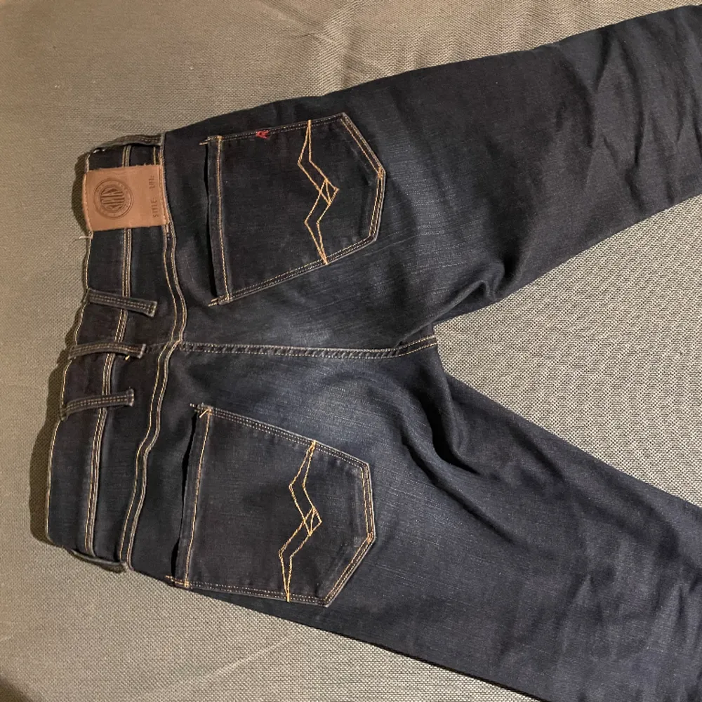 Säljer nu mina replay anbass jeans i storlek W29 L32  De är i nyskick och endast använda ett fåtal gånger Modellen är 180 cm lång. Jeans & Byxor.