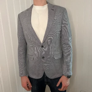 Montego Kavaj - Grå Montego Kavaj | skick 9/10 | storlek M | Pris 299kr | Modellen på bilden är 187cm | Fraktar via PostNord och Instabox på köparens bekostnad:)  Hör av dig vid frågor och funderingar mvh