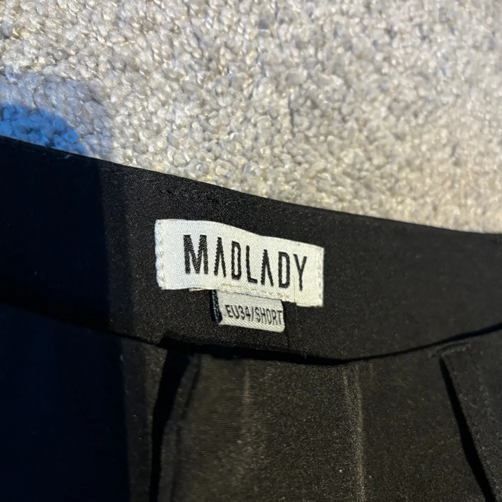 Jättefina kostymbyxor från Madlady, säljer då de inte kommer till användning🌟tvättade en gång så ej noppriga eller liknande. Jeans & Byxor.