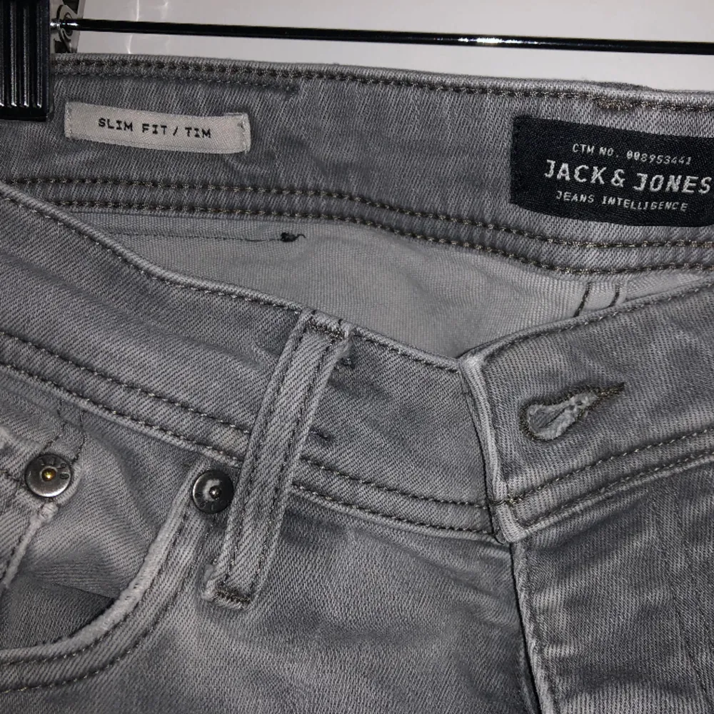 Ett par grå jeans från Jack&Jones som tyvärr är för små för mig men väldigt bra skick! W:31 Men skulle säga typ 30-29. Pris kan diskuteras . Jeans & Byxor.