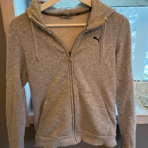 Grå kofta puma - Grå kofta ifrån puma i storlek s men passar både s och xs. Knappt använd så väldigt bra skick. Skriv om ni undrar något 😊
