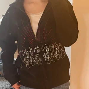 Abundant brands hoodie - Rhinestone hoodie från Abundant Brands i strl S (är 170cm), knappast använd och är i bra skick. Hör av er om ni är intresserade!❤️❤️❤️ Nypris: 899kr