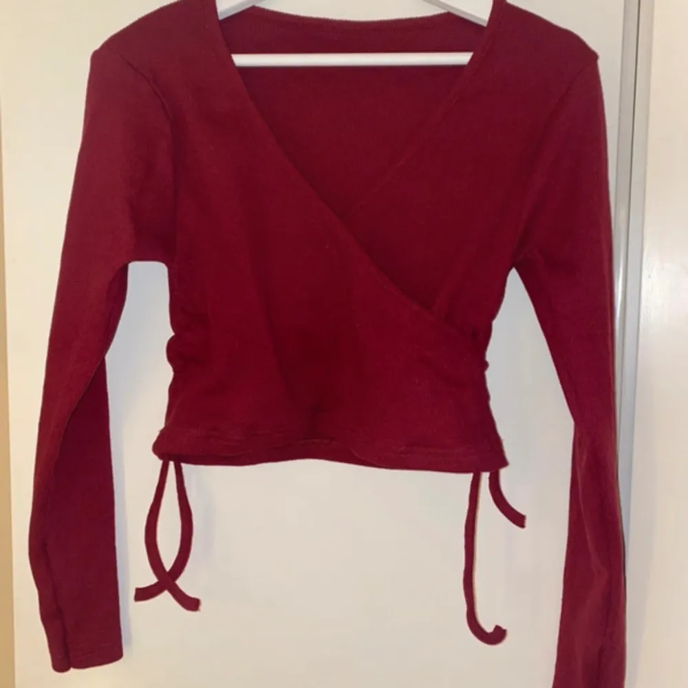 Pretty burgundy v-neck top with laces on both sides that can be pulled up. Super 🥰 cute. Tröjor & Koftor.