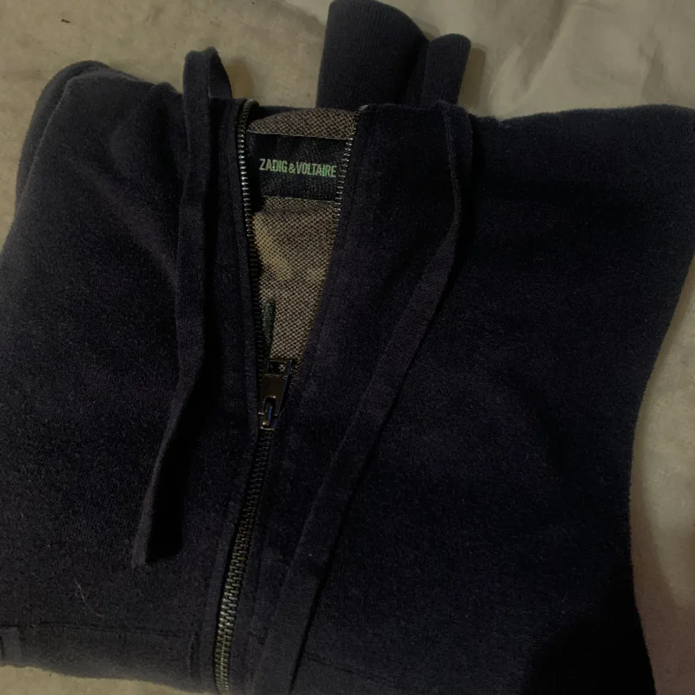 Kashmir zip up hoodie från zadig, skriv för bilder på. Knappt använd och i väldigt fint skick🥰💕 i storlek s men passar även m. Stickat.