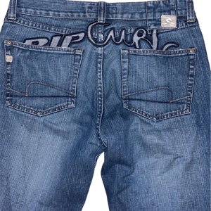 Rip curl jeans - Färgen is giving vintage! Förutom utseendet så är de superbekväma. Finns inte att köpa längre vilket gör de unik! De har lite heal bite men det är inget man lägger märke till