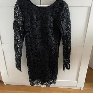 Jätte fin svart klänning med urringning i ryggen💗knappt använd 