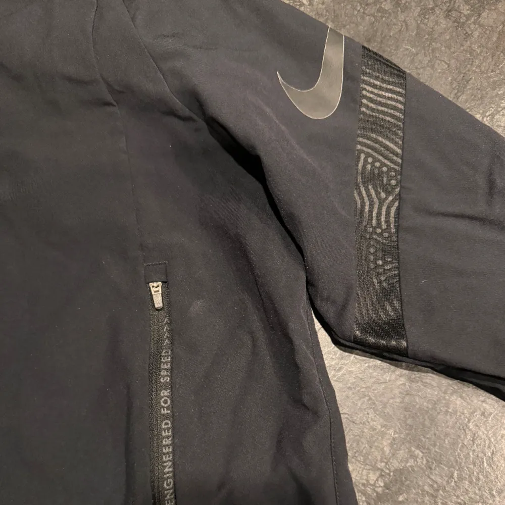 Hej,   En väldigt fin Nike windbreaker som är perfekt för de kallare kvällarna. Brukade använda för fotboll och det funkade perfekt! Storlek S och passar M. Perfekt skick och varsamt använd! . Jackor.