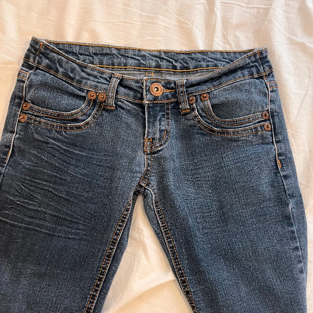 Assnygga lågmidjade jeans❤️ de är flarade nertill och passar mig som är 163 cm lång❤️. Jeans & Byxor.