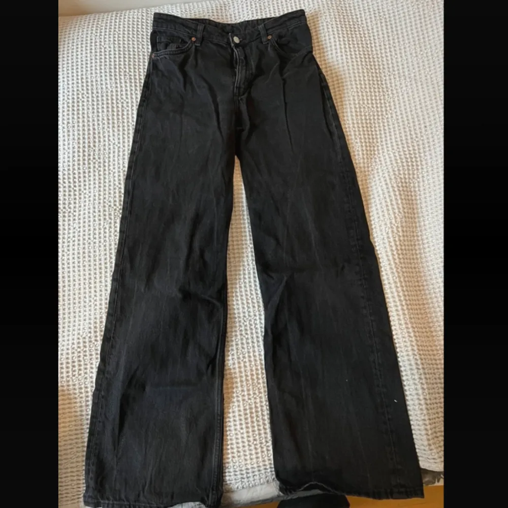 Size 28/EUR 36 Waist straight over the jeans: 37 cm Waist: 74,5-75 cm Inseam: 79,5 cm  The jeans are moderatley used, and doesn’t have any visible damage! Sadly they’re too small for me🙁 The price can be discussed and who’ll be paying the shipping!. Jeans & Byxor.