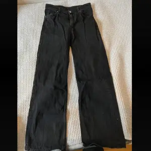 Size 28/EUR 36 Waist straight over the jeans: 37 cm Waist: 74,5-75 cm Inseam: 79,5 cm  The jeans are moderatley used, and doesn’t have any visible damage! Sadly they’re too small for me🙁 The price can be discussed and who’ll be paying the shipping!
