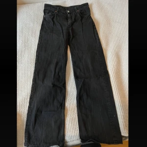 Monki jeans yoko - Size 28/EUR 36 Waist straight over the jeans: 37 cm Waist: 74,5-75 cm Inseam: 79,5 cm  The jeans are moderatley used, and doesn’t have any visible damage! Sadly they’re too small for me🙁 The price can be discussed and who’ll be paying the shipping!