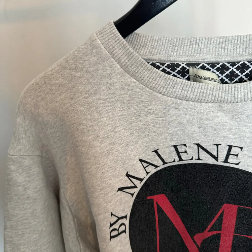 Säljer min superfina gråa sweatshirt från By Malene Birger i storlek xxs men passar mig som har xs🤍. Tröjor & Koftor.